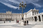 Zato do královského paláce (Palazzo Royal) se jdeme podívat. Ve Španělsku mají velké slevy na vstupné do muzeí a galerií pro studenty (ISIC) i učitele (ITIC). To je mi alespoň způsob, jak podporovat kulturu!