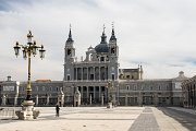 Naproti paláci stojí hlavní madridská katedrála Panny Marie Almudenské.