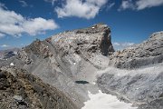 Nad jezírkem Lago Helado se tyčí krásný vrchol Pico Cilindro (3 328 m n. m.) s ukázkovou vrásou.