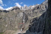 Sestup touto trasou však stál za to! V celé kráse se nám totiž ukázal vodopád Grande Cascade, nejvyšší vodopád Pyrenejí i celé Francie a jeden z nejvyšších v celé Evropě (vyznačený výřez je zobrazen na následující fotce).