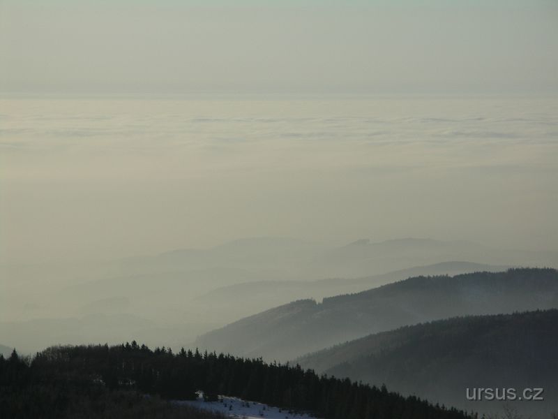 PICT7106.JPG - Příkrov studené mlžné inverze halí celou Moravu pode mnou