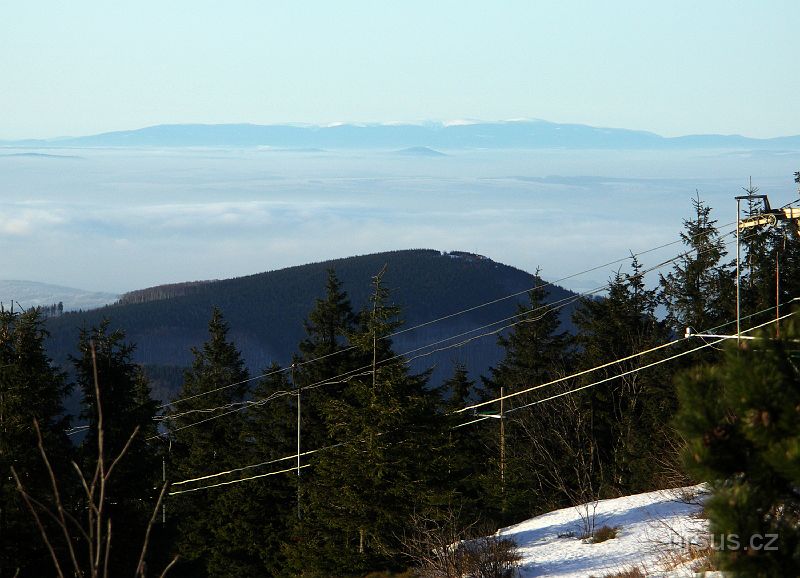 PICT7107.JPG - A na druhé straně oblačného jezera vystupují Jeseníky!