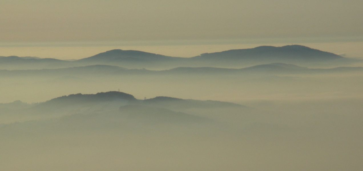 PICT7131b.jpg - Malá Lhota a nad ní Tesák a Kelčský Javorník (865m)