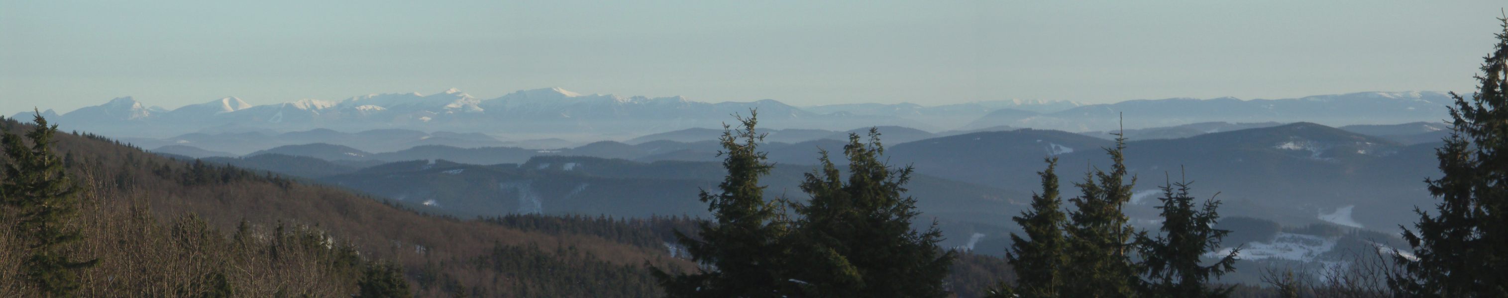 PICT7134c.jpg - zleva: kriváňská Malá Fatra s divokým Rozsutcem, oblým Stohem, impozantním Malým a Velkým Kriváněm; v dálce vykukuje Velká Fatra a vpravo pokračuje ľúčaská Maloá Fatra