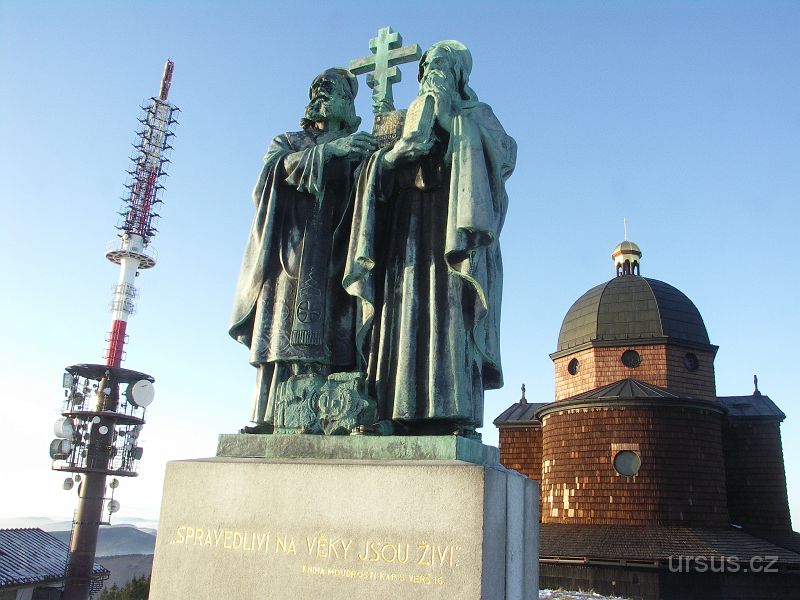 PICT7145.JPG - "Velká trojka" vrcholu Radhoště