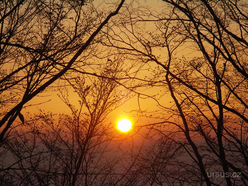 PICT7207.JPG - Sluníčko utíká k západu jak splašené (holt ještě nemáme ani Nový rok) a já zas utíkám do rožnovského údolí
