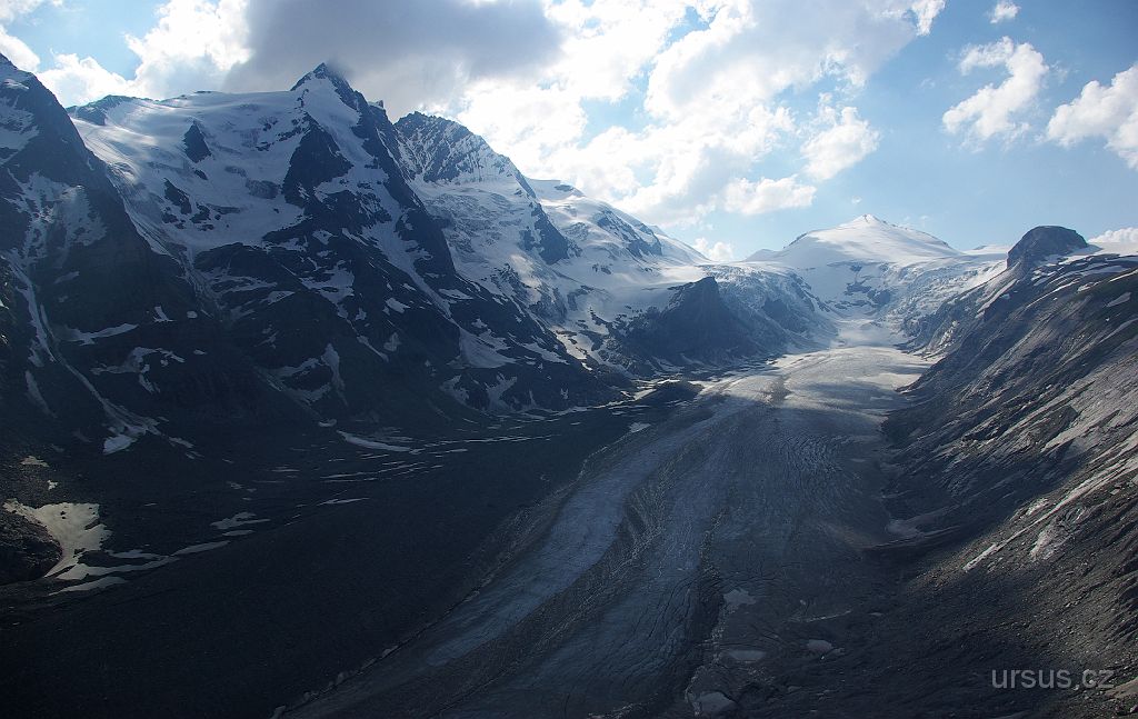 IMGP2724.JPG - A jsme tady! Vyhlídka Františka Josefa skýtá váhled na nejvyšší vrchol Rakouska- Grossglockner [3798m].Jádro masivu Grossglockneru je tvořeno ledovcem Pasterzenkees. Ledovec má plochu 19,5 km2 a je co se týká velikosti povrchu největším ledovcem Východních Alp. Přesto je naprosto očividné, jak ledovec rychle umírá a mizí.