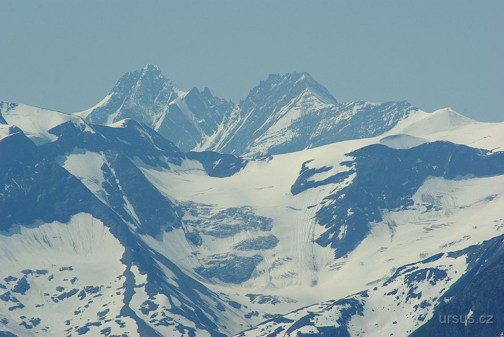 IMGP3166.JPG - "Velký zvoník" Grossglockner se tyčí v dáli.