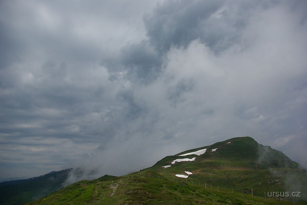 IMGP3352.JPG - Chvíli to vypadá, že pořádně zmokneme. Naštěstí se bouřka přehnala na protějším hřebeni a my jsme schytali akorát mlhu.