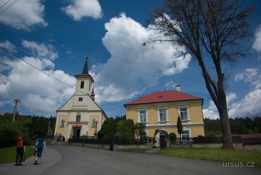 IMGP7873.jpg - Cestou na chalupu si stěžujeme na vedro. Asi jsme to zakřikli, protože odpoledne každou chvíli lilo :-)