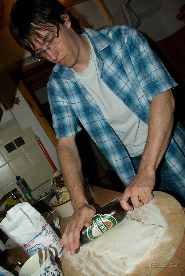 IMGP7883.jpg - Tudíž těsto rozdělíme na dvě stejné poloviny....k tomu je třeba, abyste byli alespon trochu střízliví, poněvadž pak by vám vznikly dvě různě velké rolky a výsledný výtvor by byl krajně nevzhledný, jak jistě rozumíte....těsto na tenko rozválíme (není li po ruce váleček, stačí prázdná láhev od piva, které jste mezitím vypili.