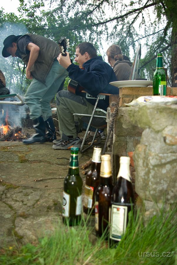 IMGP7910.jpg - ....a množícími se prázdnými flaškami