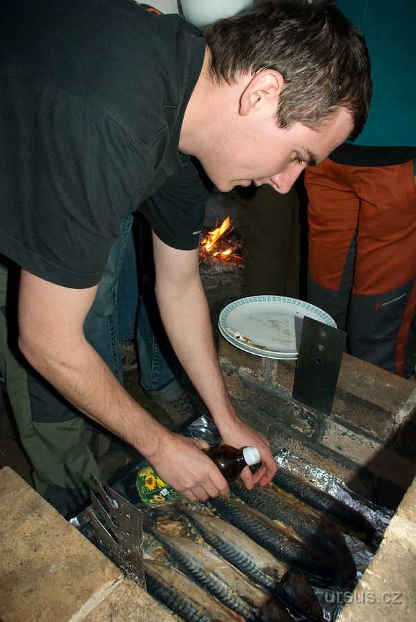 IMGP7960.jpg - Důležité je nezapomnět na makrely a sem tam je otočit a podlít