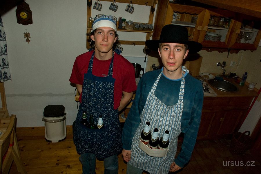 IMGP8027.jpg - Práce byla vyčerpávající, přesto se za našimu skleslými výrazy skrývá spokojenost...