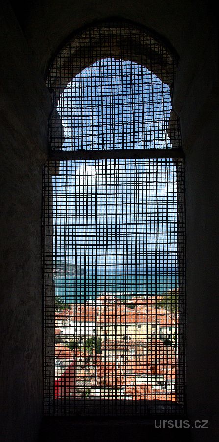 IMGP8293.JPG - Ač může být první dojem z něj poněkud rozpačitý vlivem průmyslové zóny, nenechte se zmýlit. Jedná se o malebné středomořské místo.