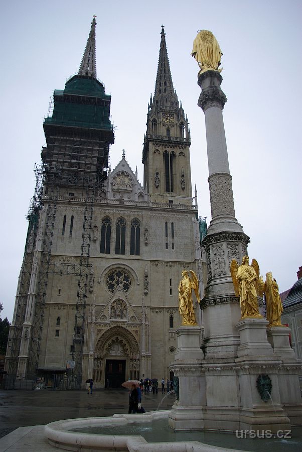 IMGP9509.JPG - Nejznámější a nejmohutnější stavba města, Záhřebská katedrála, postavena v 13. až 18. století v románském slohu, po zemětřesení byla předělána v neogotickém stylu.