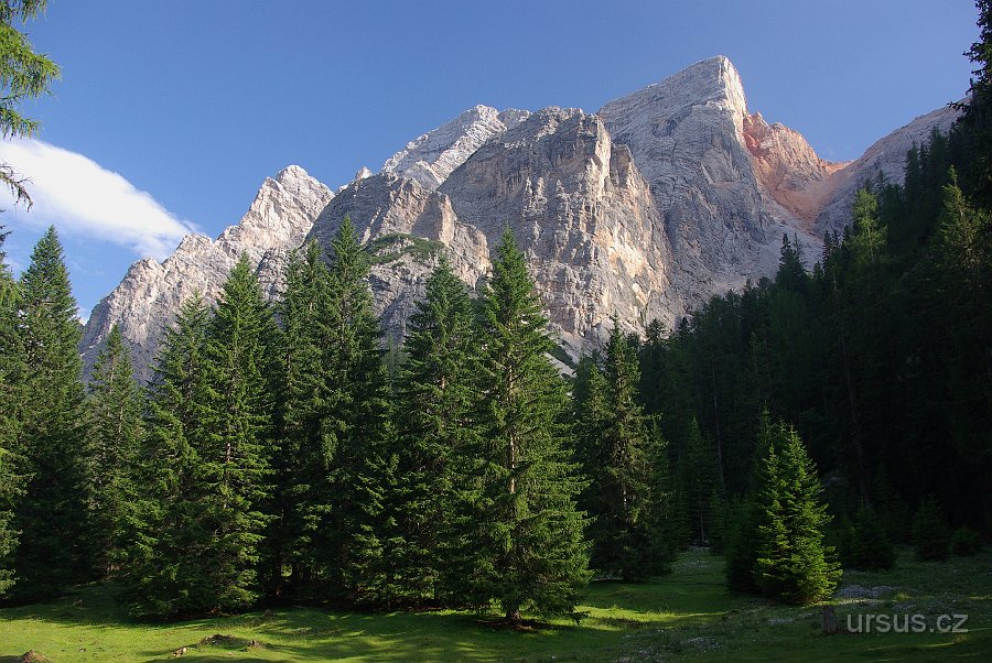 IMGP5847.JPG - Vrcholek námi dobytého Seekopfelu se usmívá vysoko nad námi.