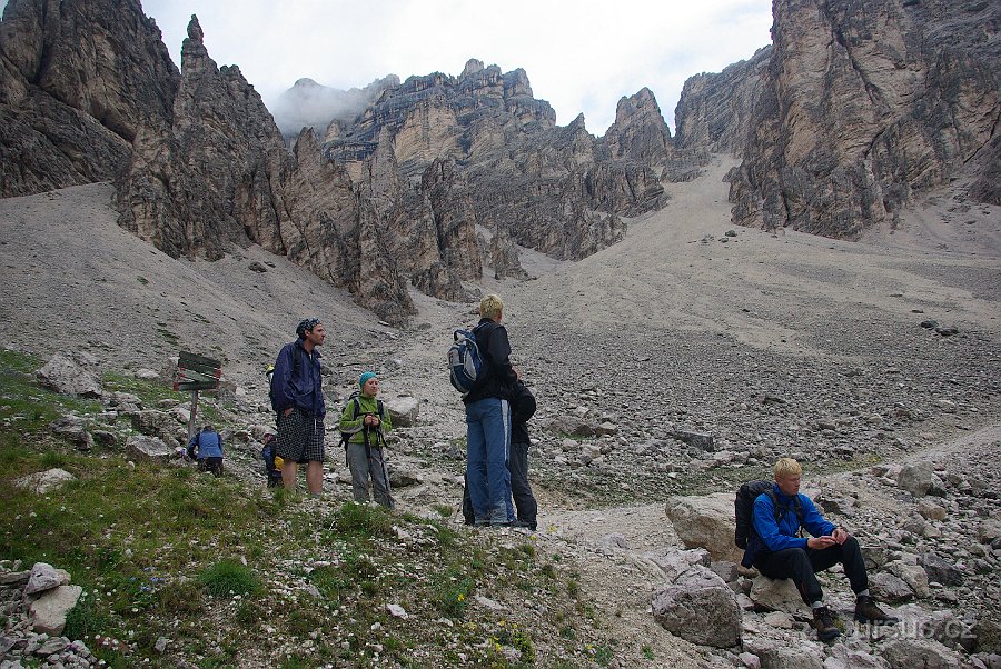 IMGP5928.JPG - Bouře postupuje jižním směrem na Civettu a Marmoladu, my ustupujem dolů sice poražení, ale zato šťastní, že jsme vyvázli v pořádku.