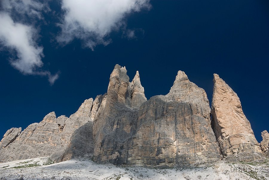 IMGP6073.jpg - Divoké věže Tre Cime di Lavaredo v kontrastu s indigovou oblohou.