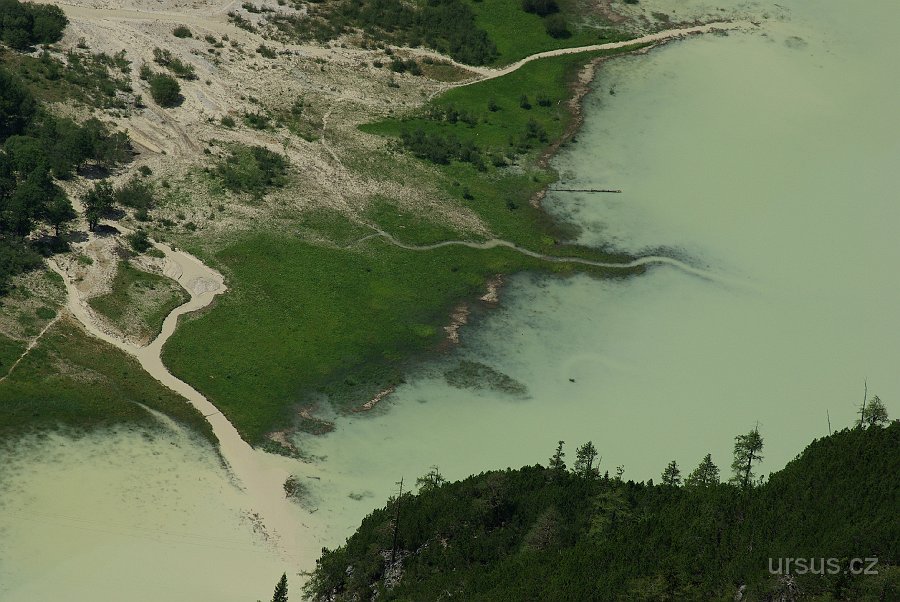 IMGP7361.JPG - Minulou noc byla v této oblasti bouře, která rozvodnila místní toky a poničila komunikace. Zde vidíte náplavové kužely, které zde dravá říčka Rienza vytvořila.