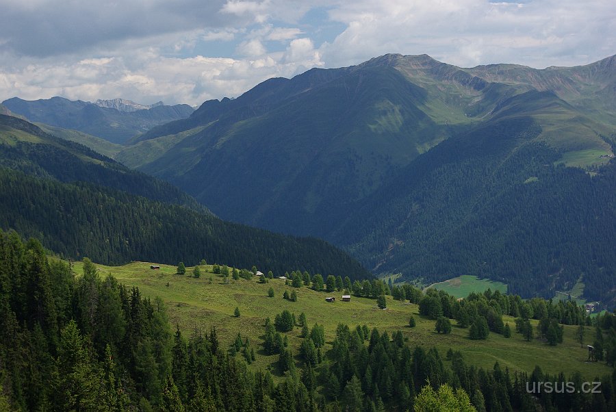 IMGP7444.JPG - Okolí údolí Gsiesertal se již neřadí k Dolomitům, ale k severněji ležícím Villgratenským horám. Ráz krajiny je proto úplně odlišný.