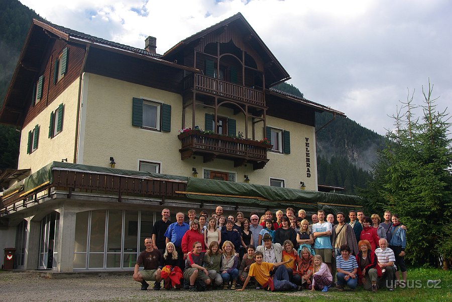 IMGP7484.JPG - Naše poslední závěrečná fotka před domem Velehrad...