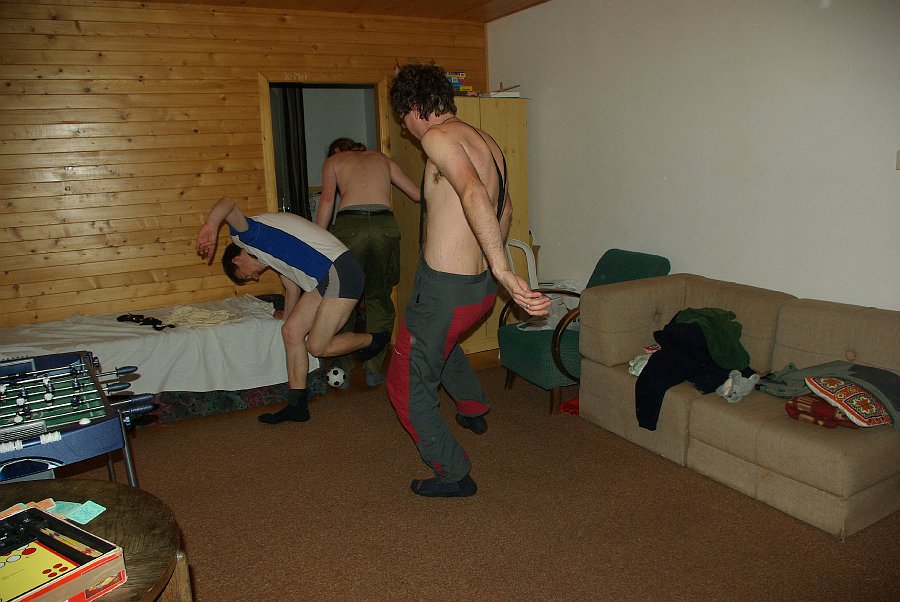IMGP6598.jpg - Vzápětí po večeři se rozpoutává další klání, tentokrát ve fotbalu pokojovém. Až na pár pohmožděnin vše proběhlo hladce:-)