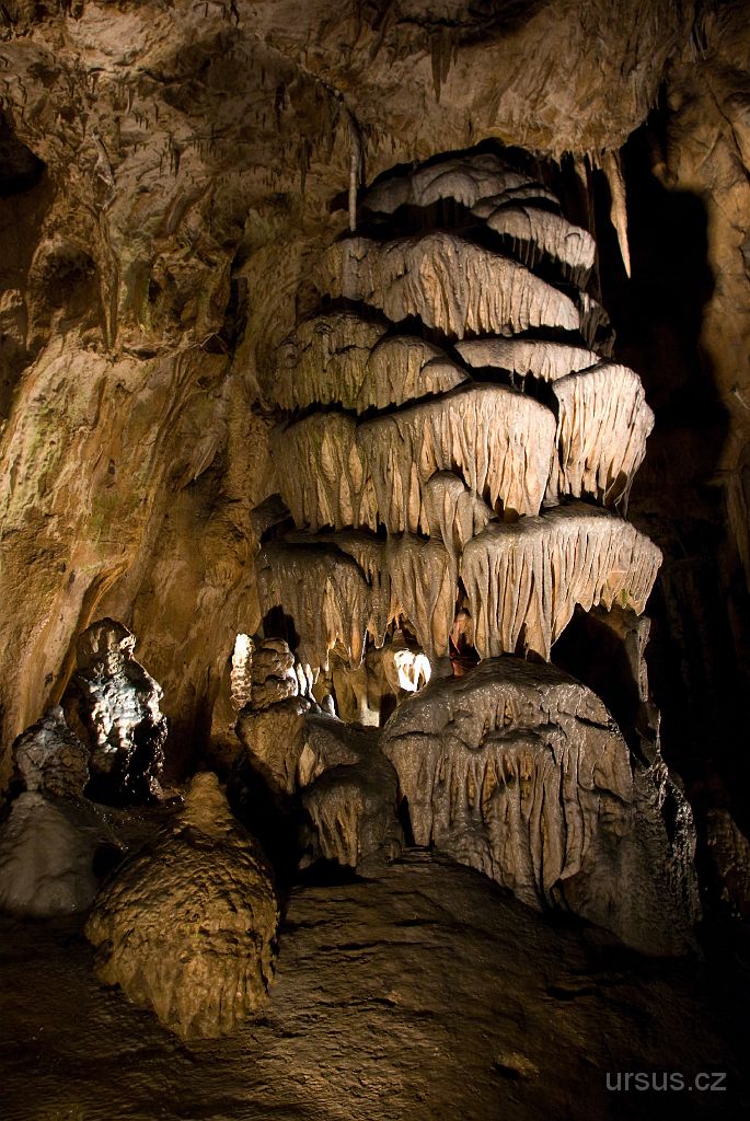 IMGP8361.jpg - Pokud se spojí shora rostoucí stalaktit s na zemi stojícím stalagmitem, vznikne nám stalagnát. A tenhle je dokonce jeden s největších v ČR!