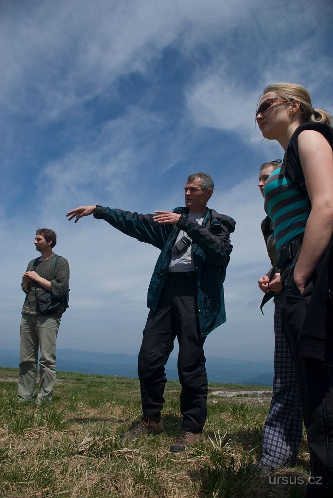 IMGP9140.jpg - Náš vědecký tým:-) pod vedením prof. Bureše plánuje trasu.