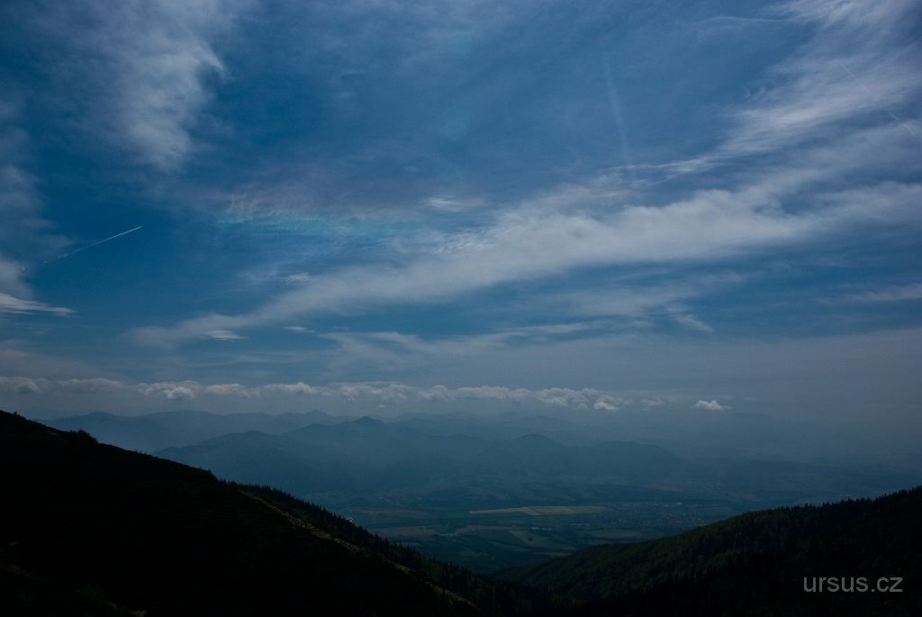 IMGP9146.jpg - Tato fotka je zajímavá obzvláště perleťovým zbarvením mraků v centrální části snímku.