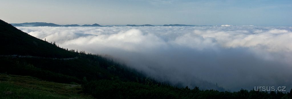 IMGP9234.jpg - Cestou vzhůru se mi odhaluje výhled na moře mraků a mlh pode mnou.