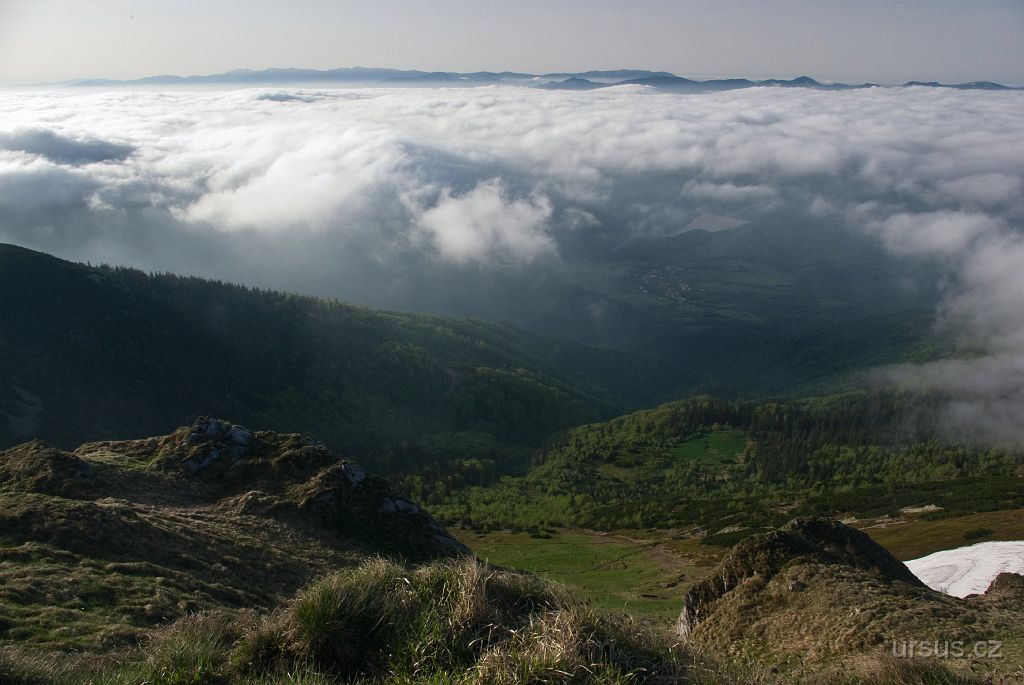 IMGP9262.jpg - údolí Váhu se noří z mlh