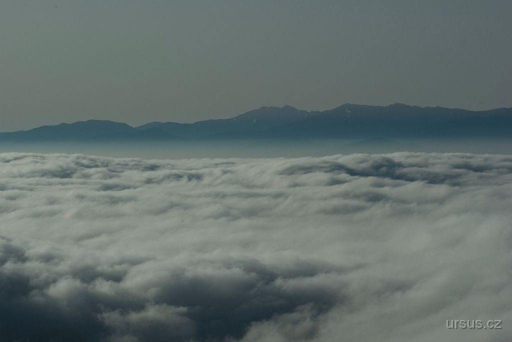 IMGP9285.jpg - V dáli vidím Nízké Tatry s Ďumbierem (2043m).