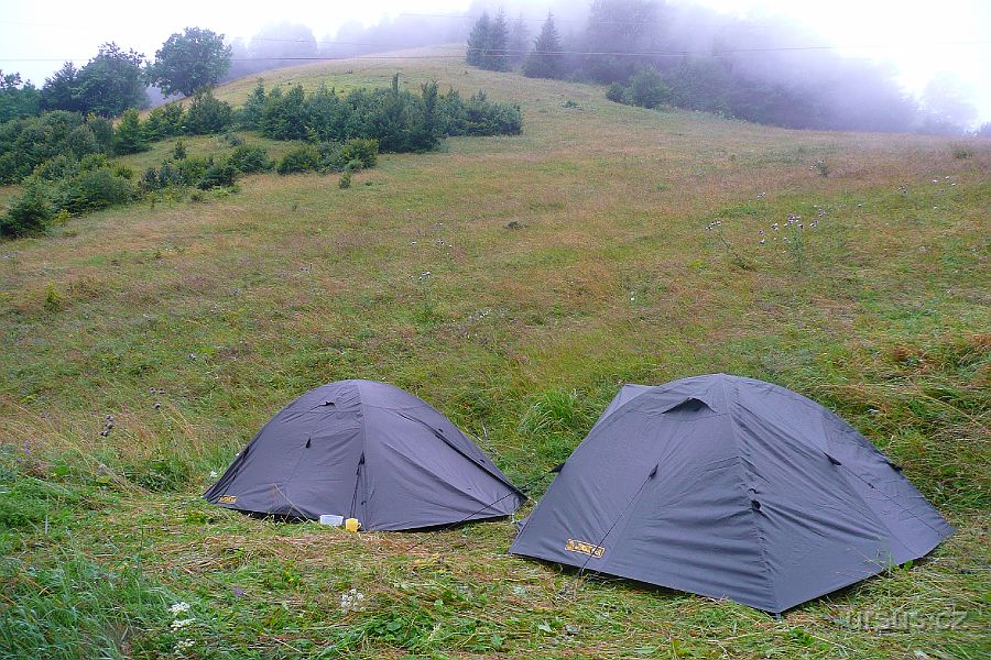 P1010840.JPG - DEN2: Ráno se probouzíme do vytrvalého deště a silného větru. Nepřízeň počasí nás donutila zůstat v Hiadelském sedle celý den.