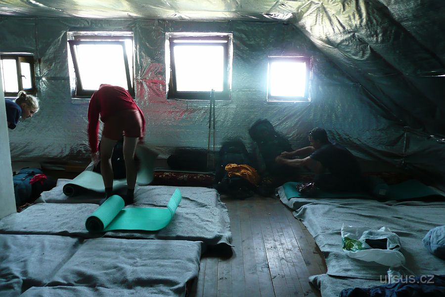 P1010915.JPG - Ubytováváme se v útulni pod Chabencem. Je tu teplíčko a smrádeček z ponožek. A možná tu maj blechy. Ale jinak luxus!