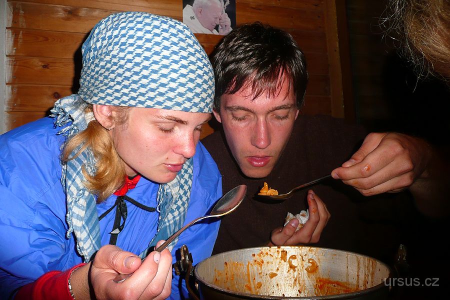 P1010921.JPG - Sice to vábně nevypadá, ale večeře to byla báječná. A hlad je nejlepší kuchař.