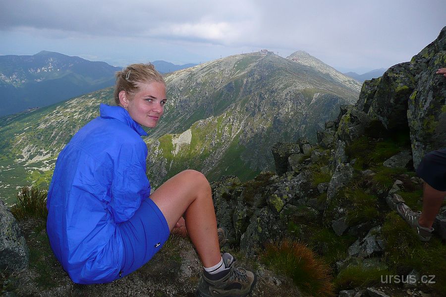 P1010994.JPG - Pohled z Ďerešů na Chopok (2024m). Jeho předvrchol zdobí nefunkční budova lanovky.