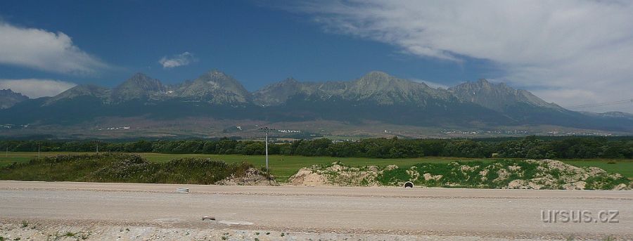P1020125.JPG - Z vlaku se nám otvírají krásné výhledy na Vysoké Tatry. Smutný je však pohled na vykácený pruh lesů po vichřici v roce 2004, který lemuje celé pohoří.