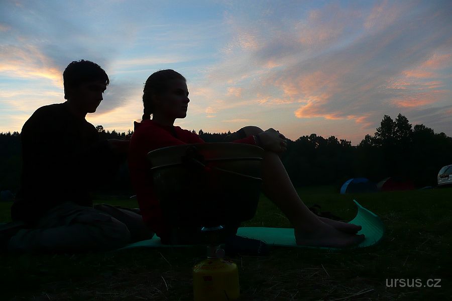 P1020142.JPG - Nakonec ale všechno dobře dopadá a my stavíme stany v kempu Podlesok ve Slovenském ráji.