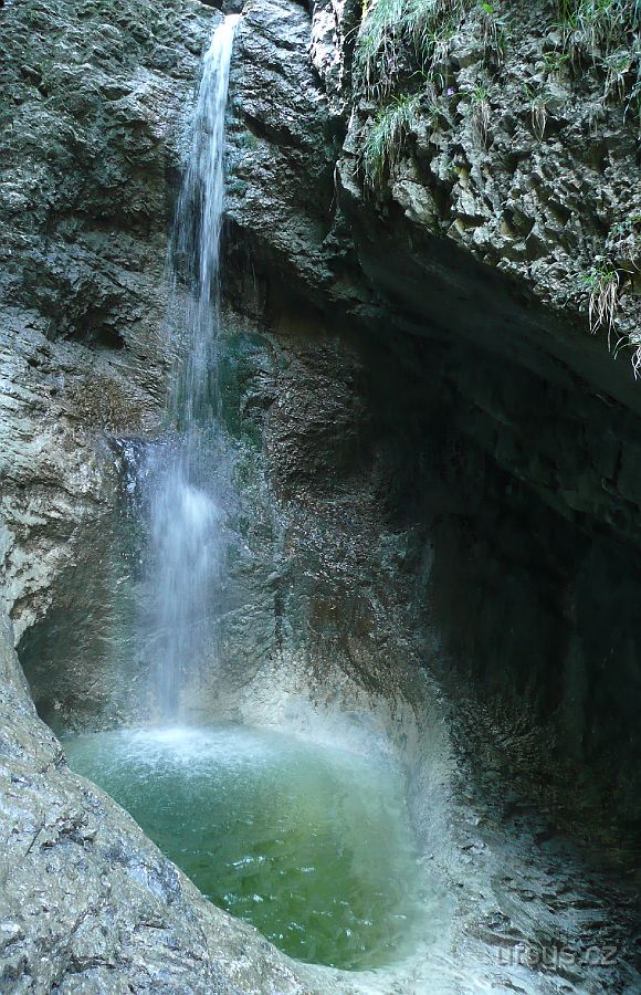 P1020227.JPG - Mísové vodopády jsou vlastně obří hrnce vyhloubené do vápence.