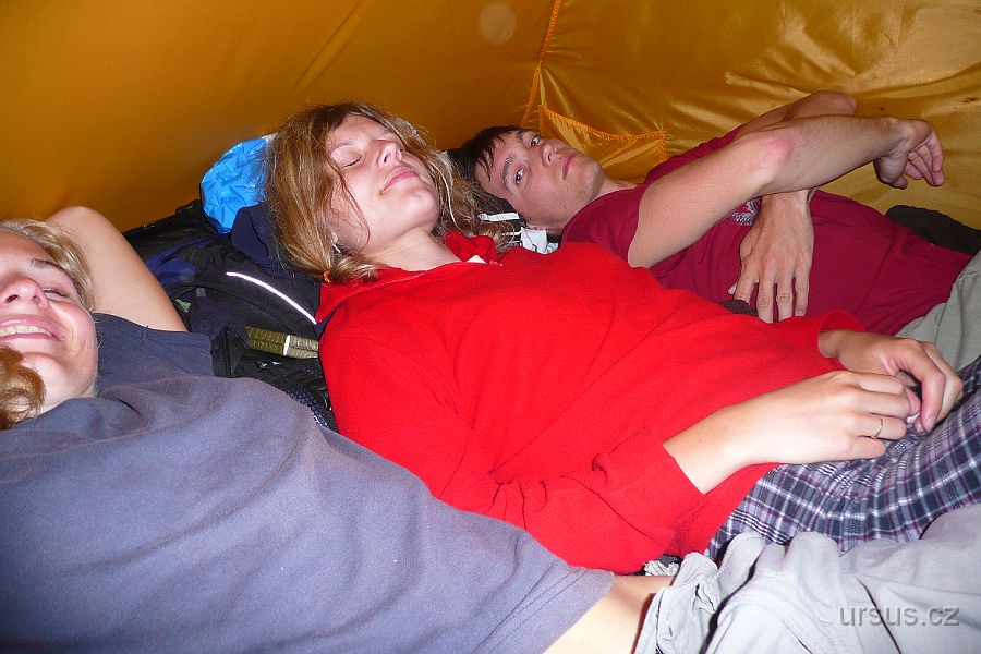 P1020363.JPG - Pozdní večer jsme zpravidla trávili v jednom stanu, diskutujíce o věcech možných i nemožných:-)