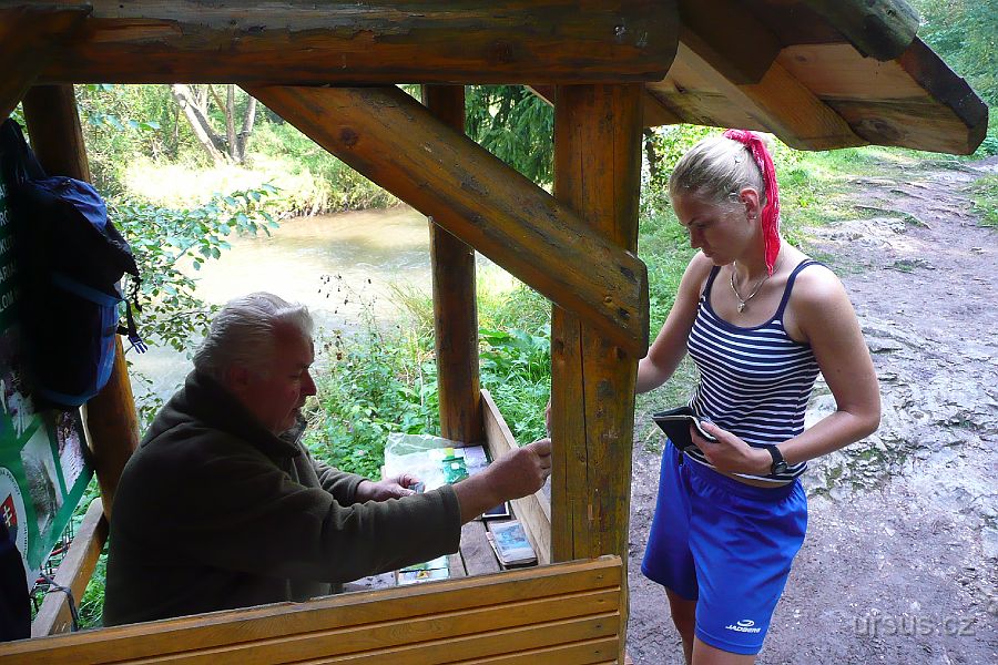 P1020380.JPG - DEN8: Počasí jak v tropech a my vyrážíme na známý Prielom Hornádu. Za vstup do Slovenského ráje zaplatíte každý den 40Sk/os.