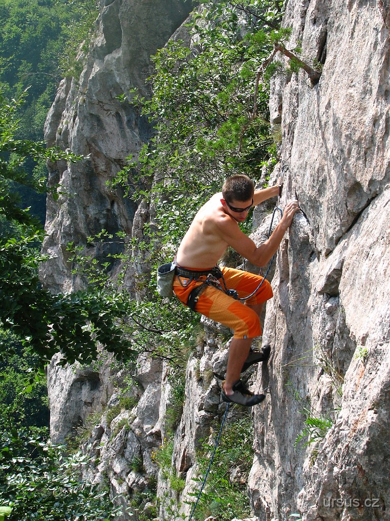13.JPG - Vedro, nevedro... po obědě se stejně balíme, výstroj hážeme na sebe a jdeme to zkusit... vždyť jsme se na to lezení tak dlouho těšili. Zatímco ostatní si užívají stínku pod bukem, já se nekompromisně pouštím do boje s gravitací...