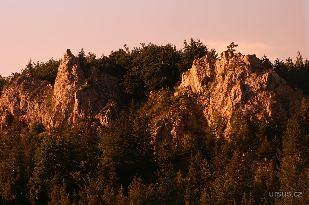 19.JPG - ...a tady je pohled přímo z našeho tábořiště. Zítra se chystáme na průzkumnou výpravu těchto skal a už se nemůžeme dočkat...
