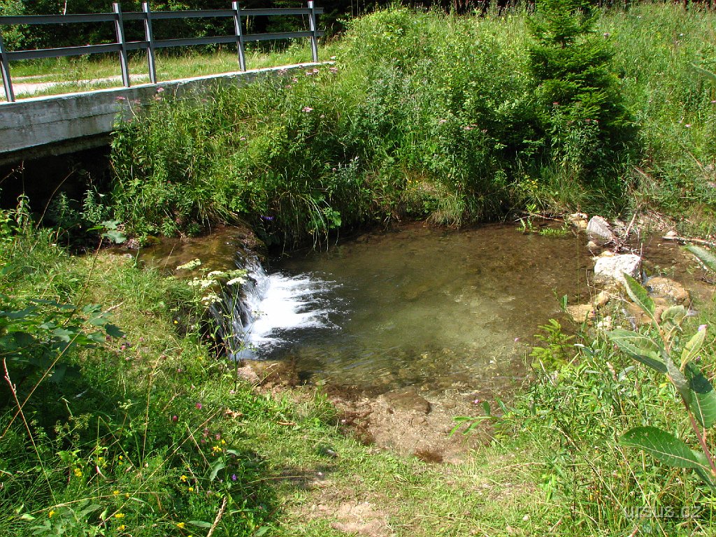 22.JPG - První zastávka je ovšem naplánována již dlouho dopředu... jdeme se vykoupat v potoce před náročným výstupem.