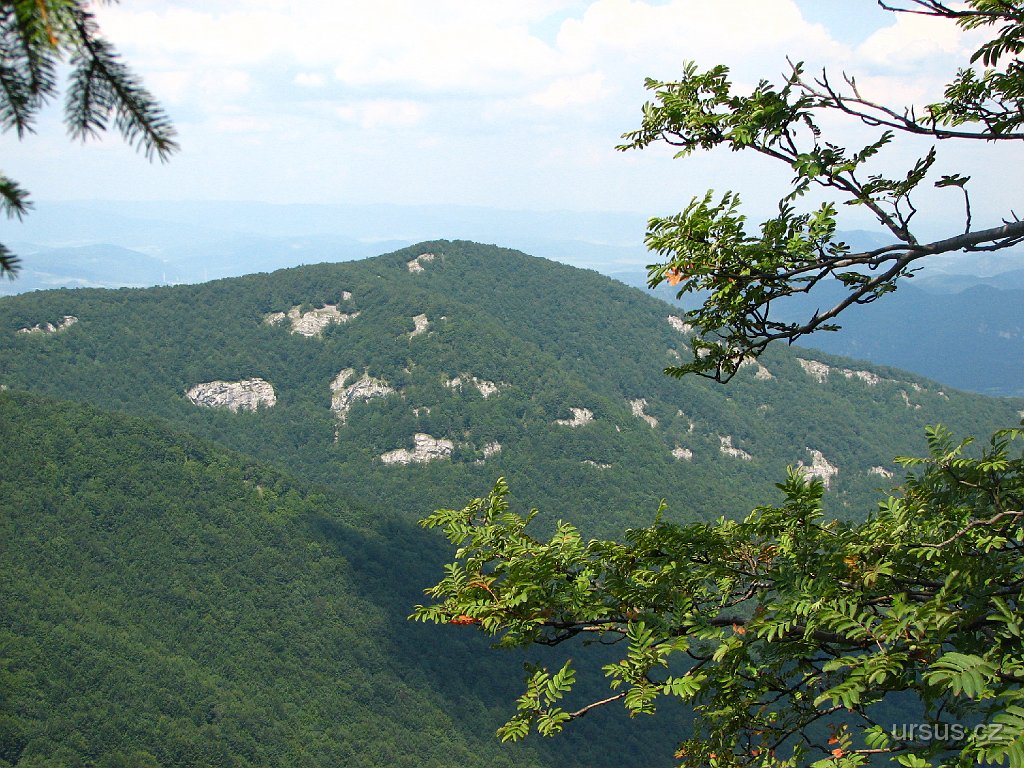 32.JPG - Po chvíli se dostáváme na červenou turistickou značku a stoupáme na důležitý bod - lúku pod Strážovom, odkud vede už jen příjemná pěšina po hřebeni k vrcholu. Tady na bezejmenné vyhlídce fotíme úžasnou scenérii skal v okolí Sokolie... jsou tady i nějaké cesty, ale jinak se zde nabízí celá řada prvovýstupů... no třeba čekají i na nás?