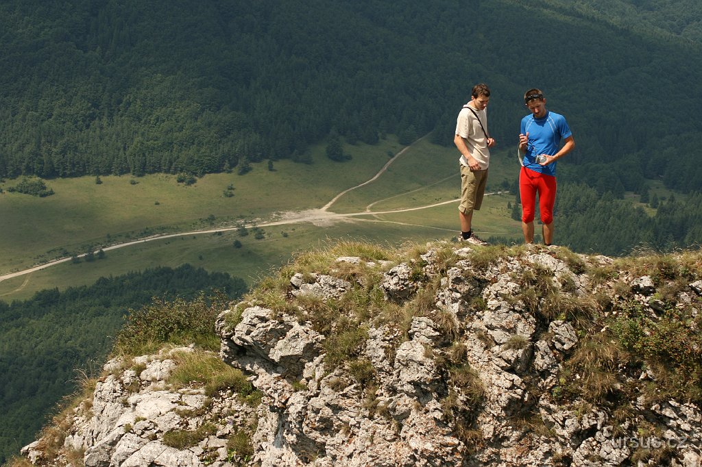 36.JPG - Těsně pod vrcholem má být i Janošíkova jaskyňa. Snažíme se ji s Vaškem najít, ale nepodařilo se naám to. Terén dole pod skalami je dosti náročný a exponovaný a jedno uklouznutí v suti by mohlo být velmi nebezpečné...