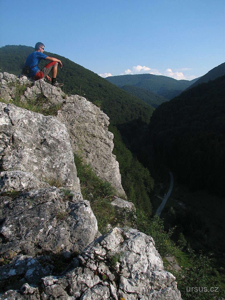 55.JPG - Tam dole v údolí je naše tábořiště...