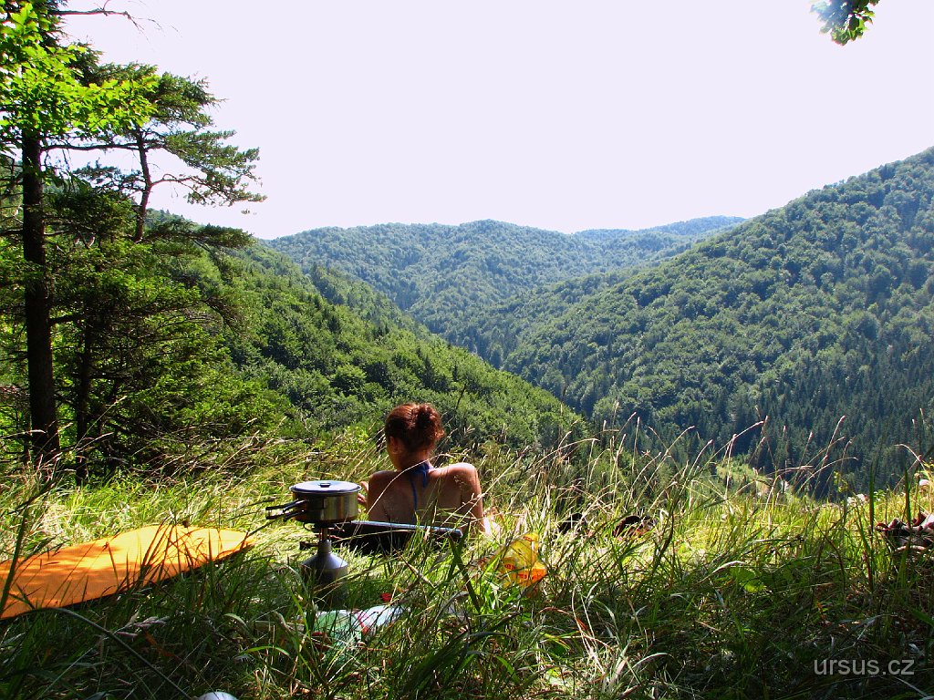 8.JPG - Dnešní plán zněl jasně - lezení na horních skalách, ovšem neúprosné vedro letních dnů činí tento terén lezitelným až kolem páté hodiny odpolední. Po dvojkovém lezení se dostáváme i s batohy na úžasnou travnatou plošinu s výhledy do širokého okolí. Nutno dodat, že si ji Vašek vytipoval už při minulé návstěvě této oblasti.