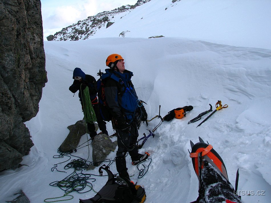 IMG_6146.jpg - Sestup žlabem byl celkem nekonečný, šli jsme dosti pomalu a tak jsme byli opravdu rádi, když jsme ho konečně měli za sebou a mohli se na něho už jen zpovzdálí dívat.